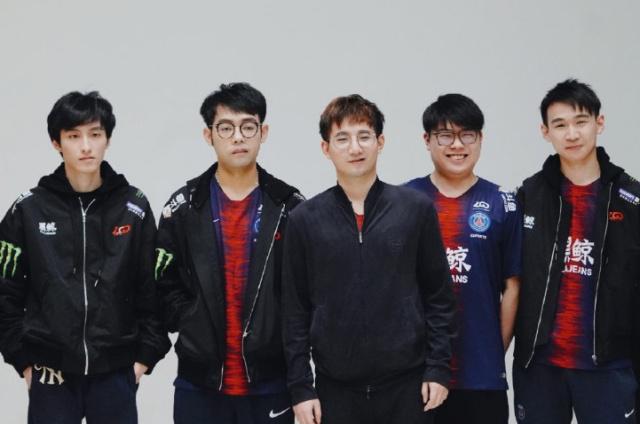 凭借自身实 凭借自身实